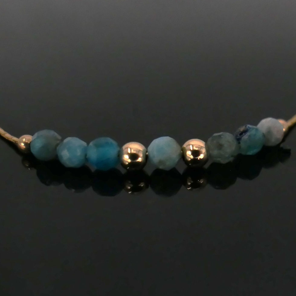 Thumbnail: שרשרת זהב עם אבני חן כחלחלות