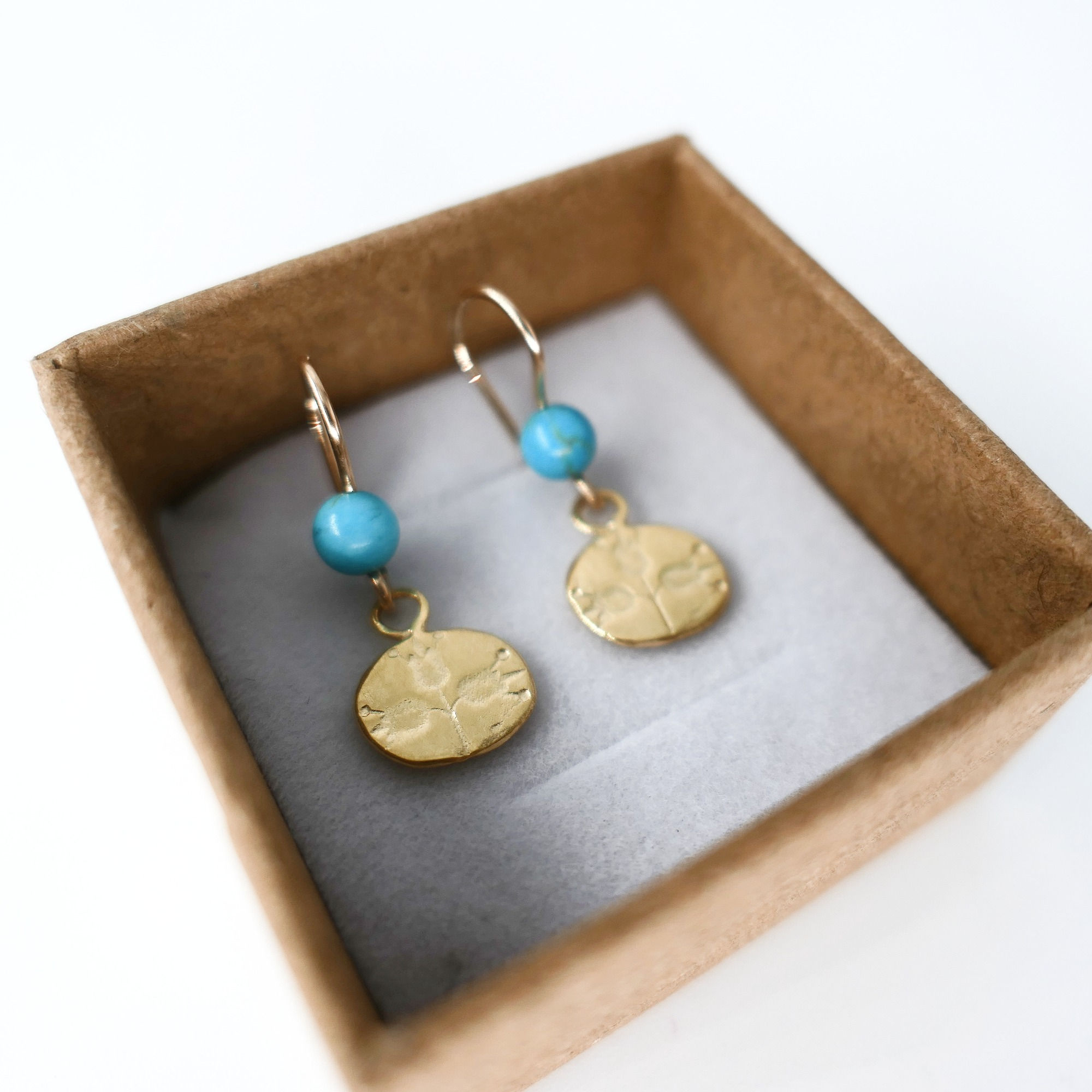 עגילי גולדפילד עם מטבע עדין בהטבעת רימונים וחרוז אבן טבעית