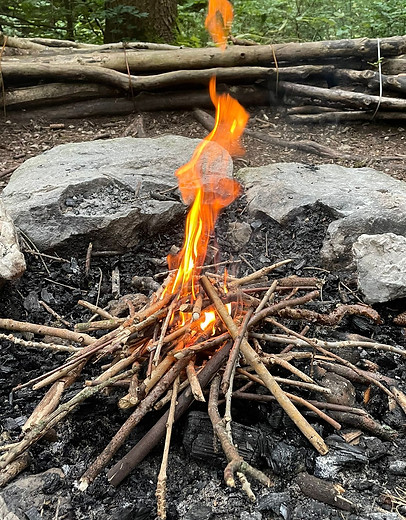 Ein wärmendes Feuer im Wald