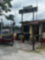 Ingresso del ristorante con insegna, ecco cosa succede da noi.