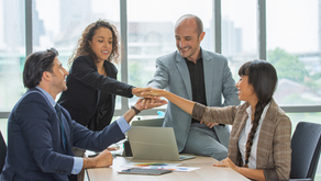 Professionnels développant des relations dans leur secteur et échangeant des idées lors d’une discussion de réseautage professionnel