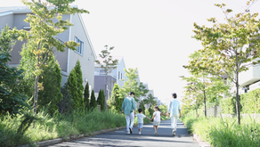 Famille se promenant dans une communauté résidentielle du Québec tout en découvrant l’environnement quotidien du quartier et les espaces publics partagés