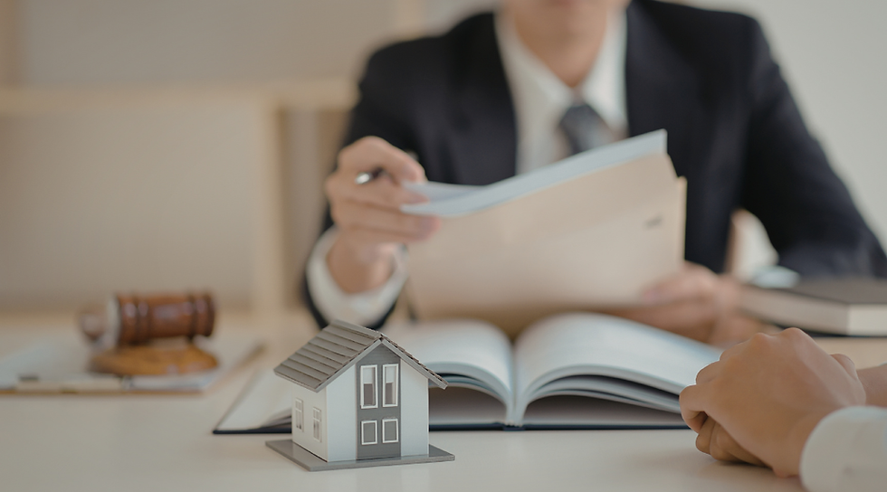 Documents immobiliers et outils juridiques sur un bureau, illustrant des प्रक्रus structurés et les exigences formelles en agence