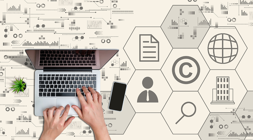 Personne consultant des informations résidentielles organisées sur un espace de travail numérique