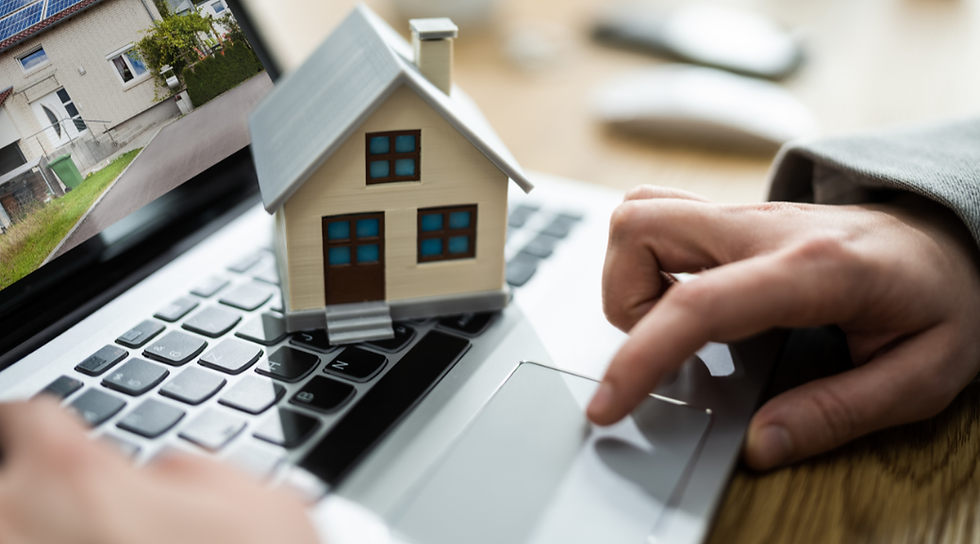 Professionnel de l’immobilier gérant des tâches liées à une propriété sur ordinateur, illustrant l’exécution et la coordination d’un dossier actif