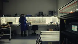 Mann der an einer Werkbank arbeitet