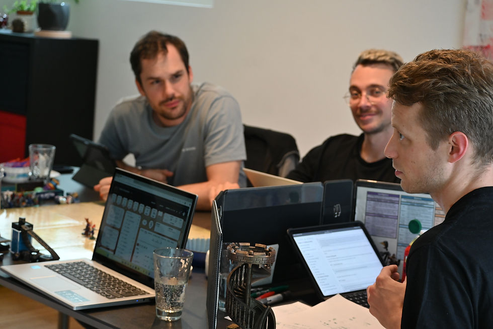 Der Dungeon Master (rechts) ist der Architekt der Phantasiewelt.