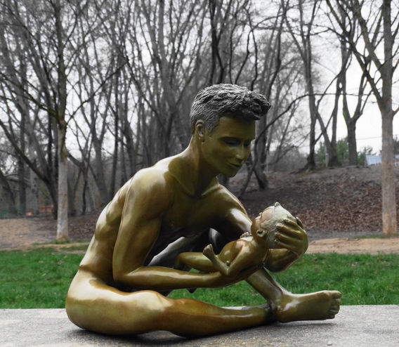 sculpture bronze Millionnaires, paternité heureuse, joie et tendresse