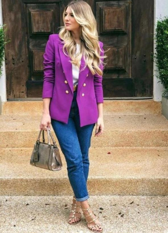 mulher com blazer feminino colorido