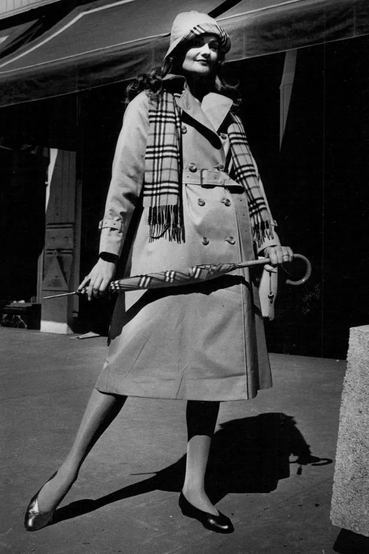 mulher usando tipo de xadrez burberry