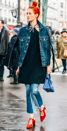 mulher usando tipo de jaqueta jeans