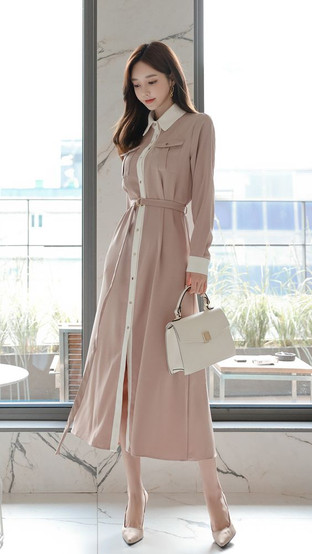 mulher com vestido longo do estilo clássico