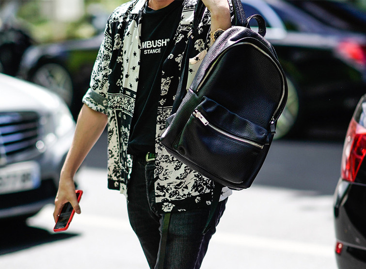 homem com camisa estampada usando mocilha