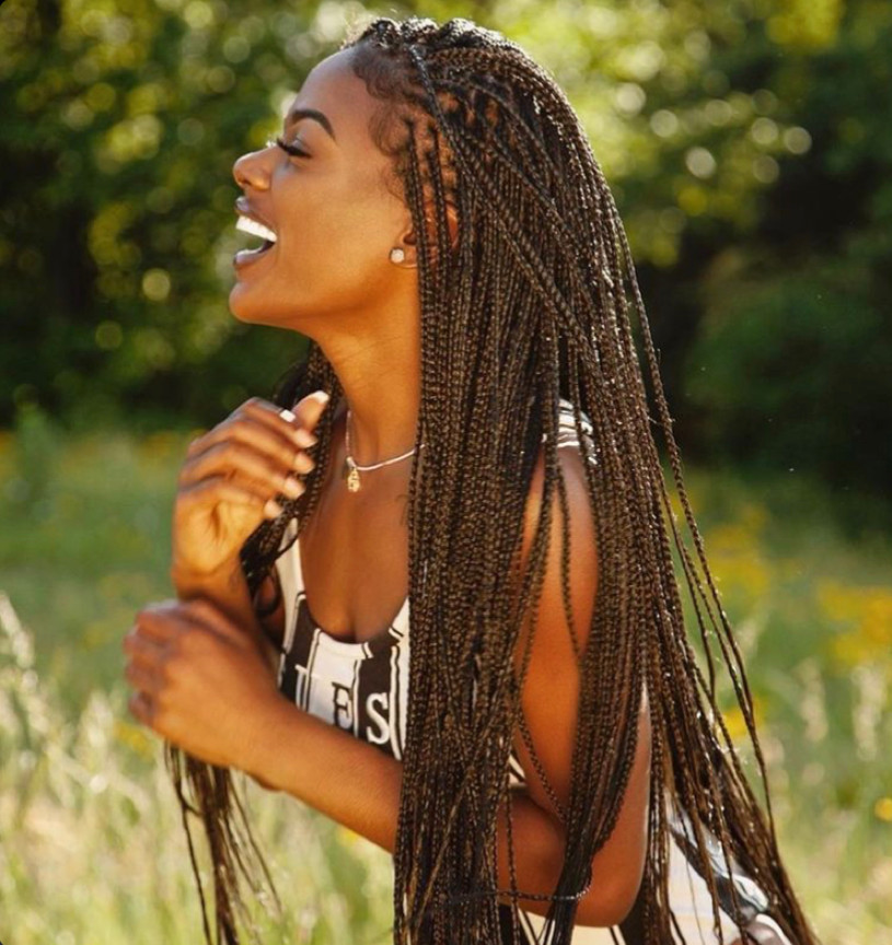 mulher negra com tipo de trança box braids