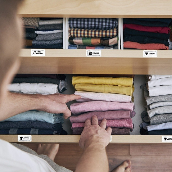 guarda-roupas organizado com etiquetas