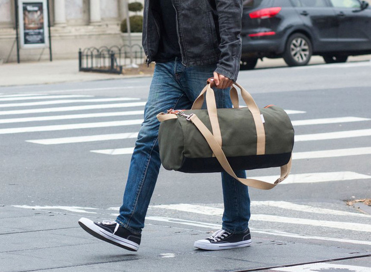 homem com tipo de bolsa masculina cilindro