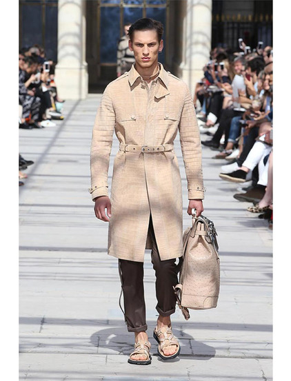 modelo masculino usando tipo de bolsa tote