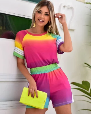 mulher usando conjunto colorido, uma tendência do verão