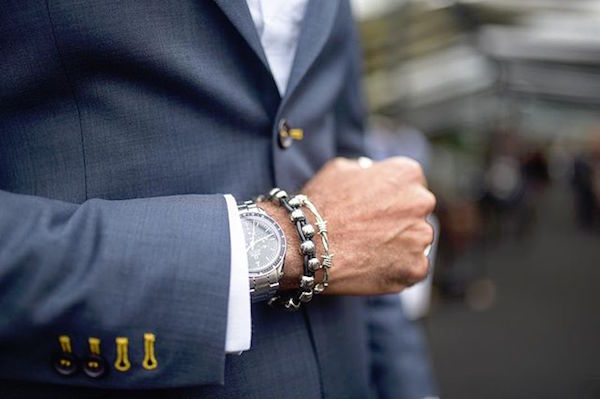 homem usando pulseira como acessório masculino