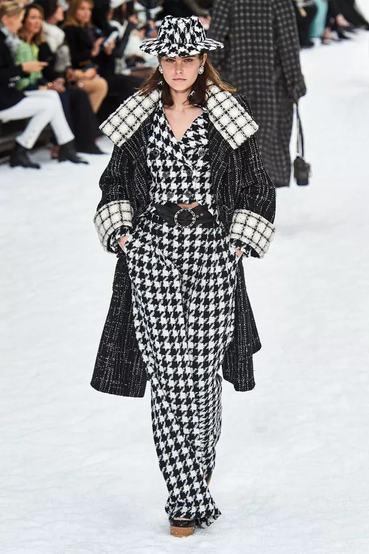 mulher usando em desfile tipo de xadrez desfile modelo usando tipo de xadrez Houndstooth