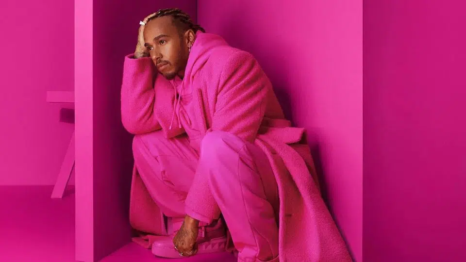 lewis hamilton na tendência barbiecore
