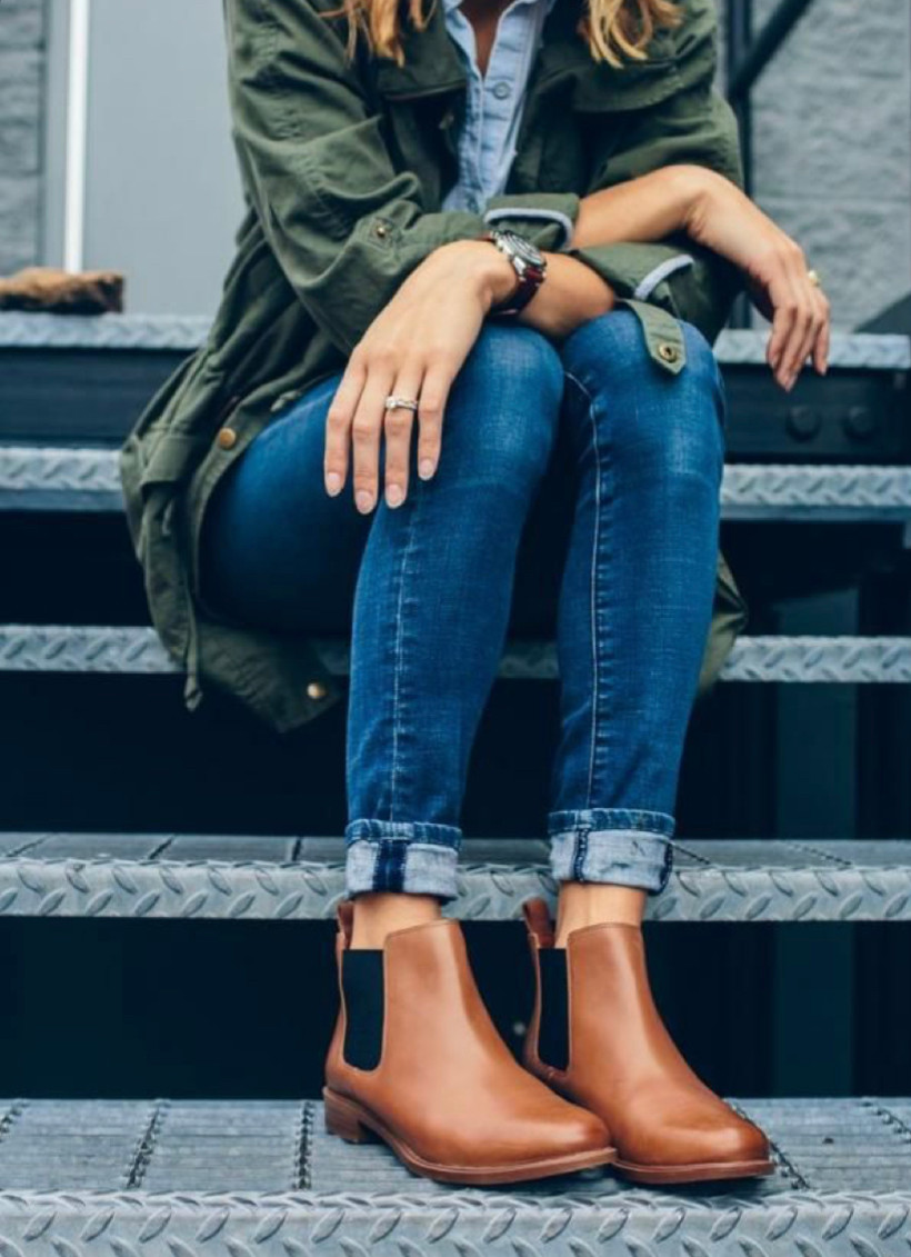 mulher usando tipo de bota chelsea com jeans