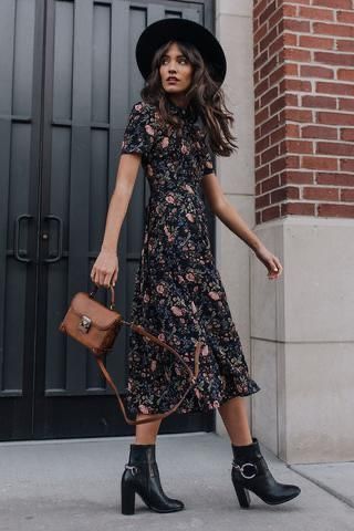 mulher com vestido midi e chápeu