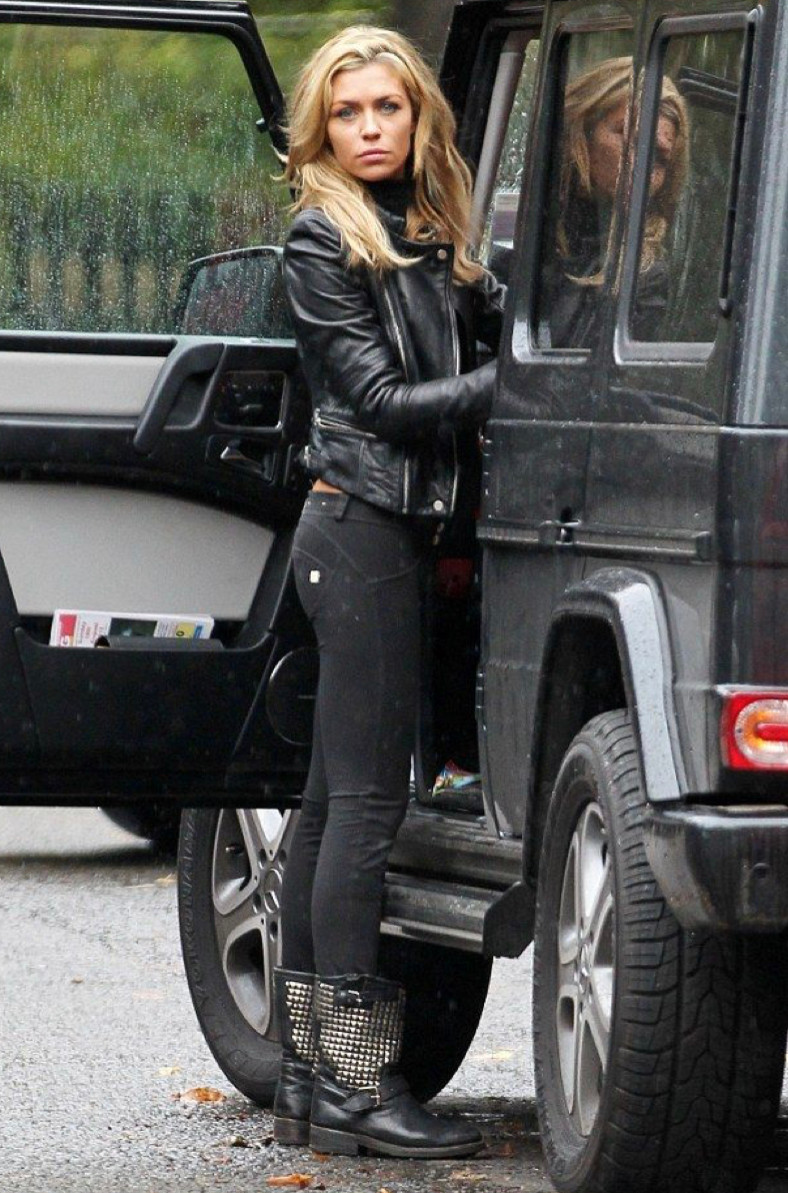 mulher com roupa monocromática preta e tipo de bota biker