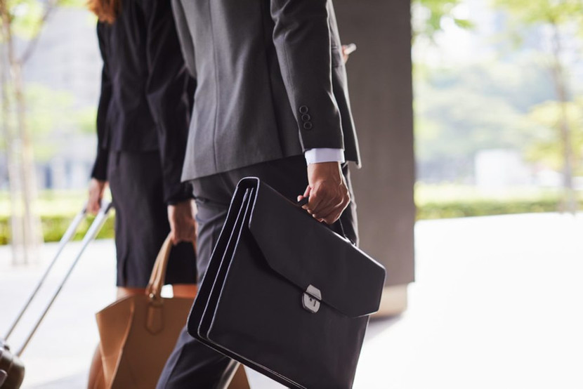homem de terno usando tipo de bolsa pasta