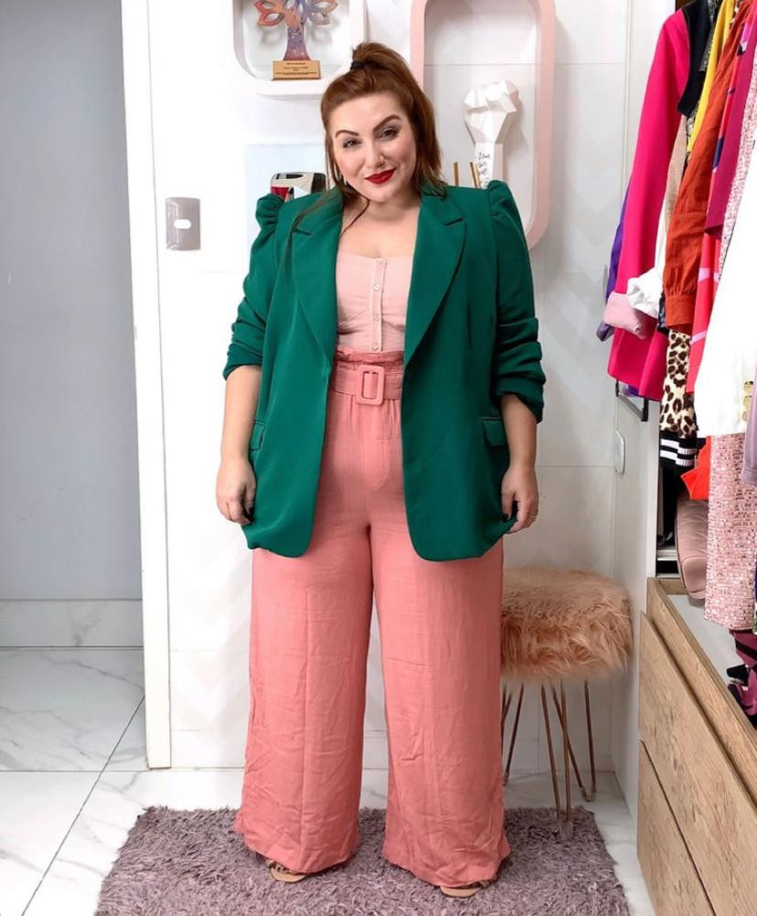 mulher com blazer feminino verde e calça rosa