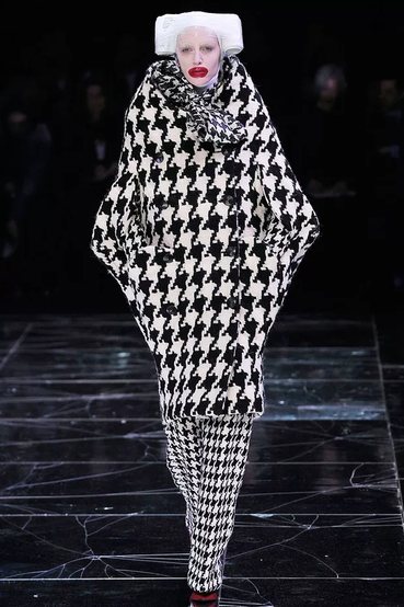 desfile modelo usando tipo de xadrez Houndstooth