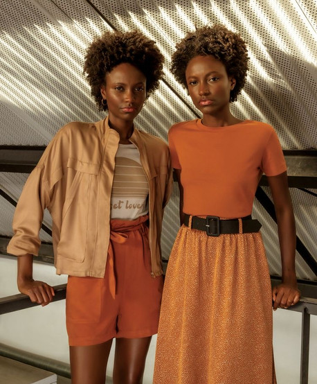 mulheres usando looks com tons terrosos laranja e marrom cores de outono