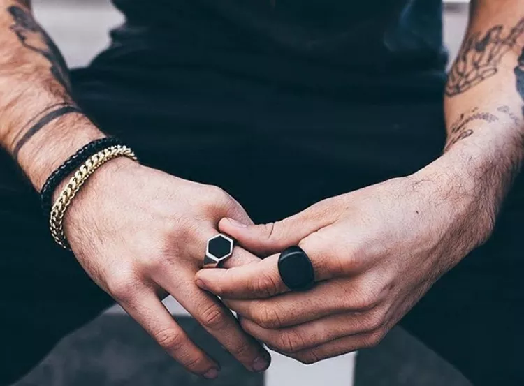 homem usando acessórios masculino como anéis e pulseiras