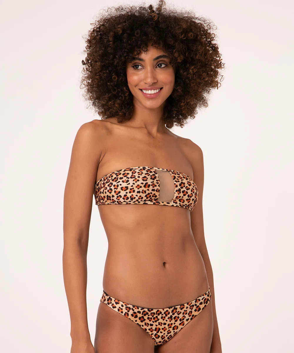 mulher com biquini de animal print tomara que caia oncinha