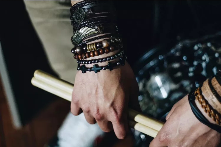 homem usando várias pulseiras de acessório