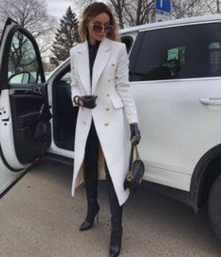 mulher usando casaco branco com luva