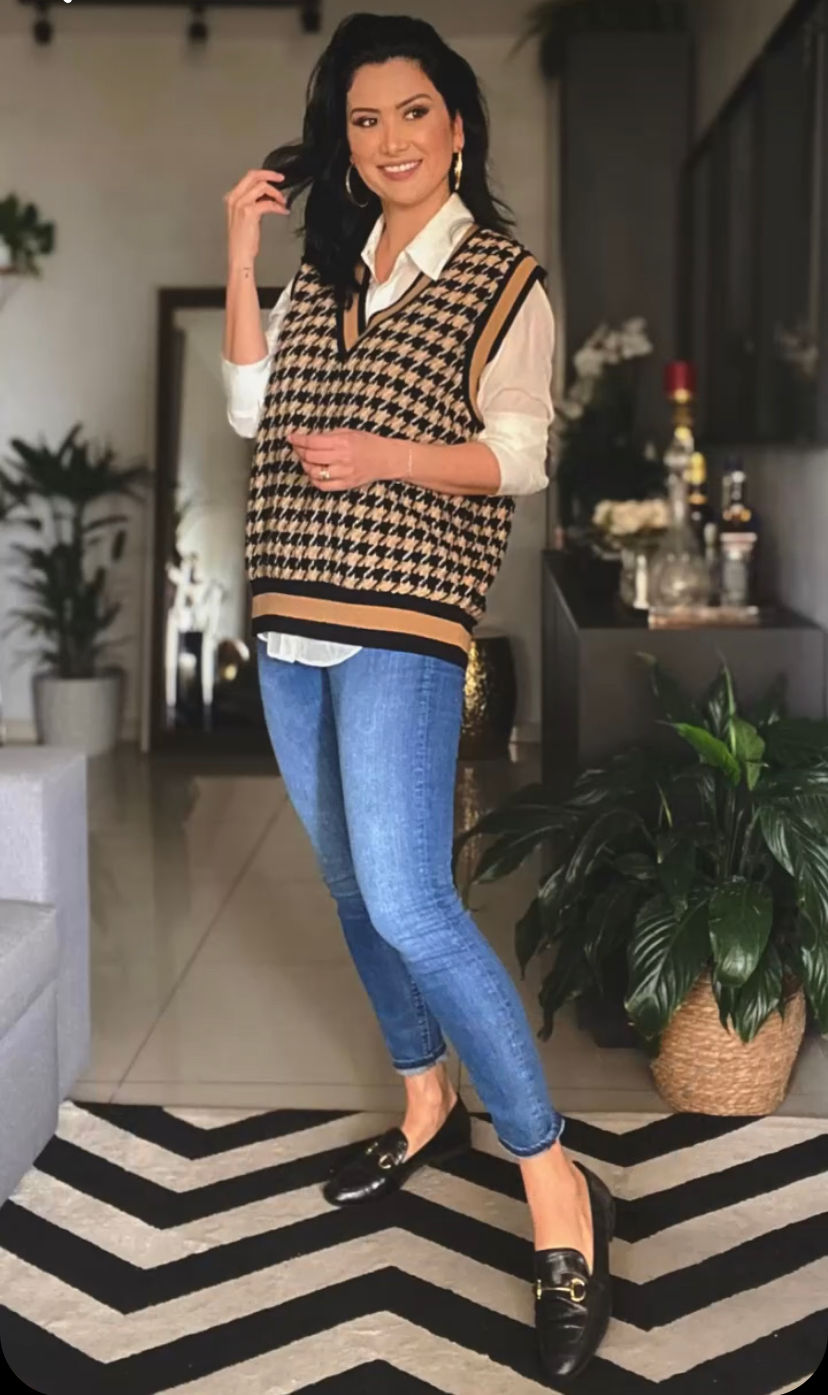combinação de sobreposição com xadrez e calça jeans