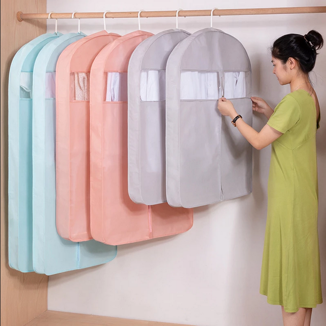 mulher protegendo roupas delicadas no guarda-roupas