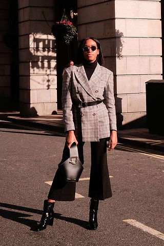 look poderoso com cinto e blazer