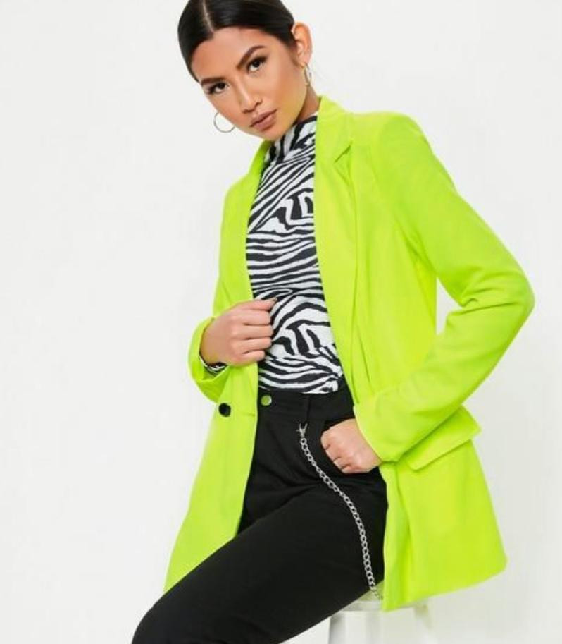 Mulher com camisa animal print e blazer feminino neon