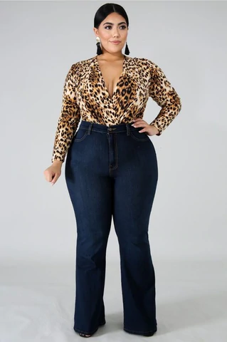 mulher com body sexy animal print