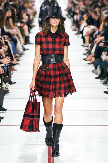 mulher usando em desfile tipo de xadrez Buffalo