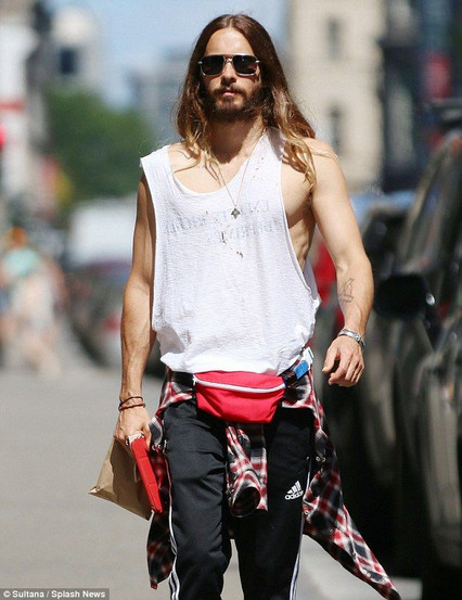 homem usando roupa rasgada e pochete