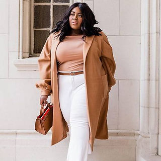 mulher usando combinação de cores Neutros Coloridos com bolsa camel
