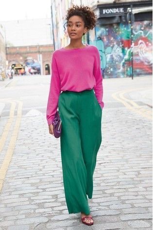 mulher usando look combinação de cor rosa e cor verde