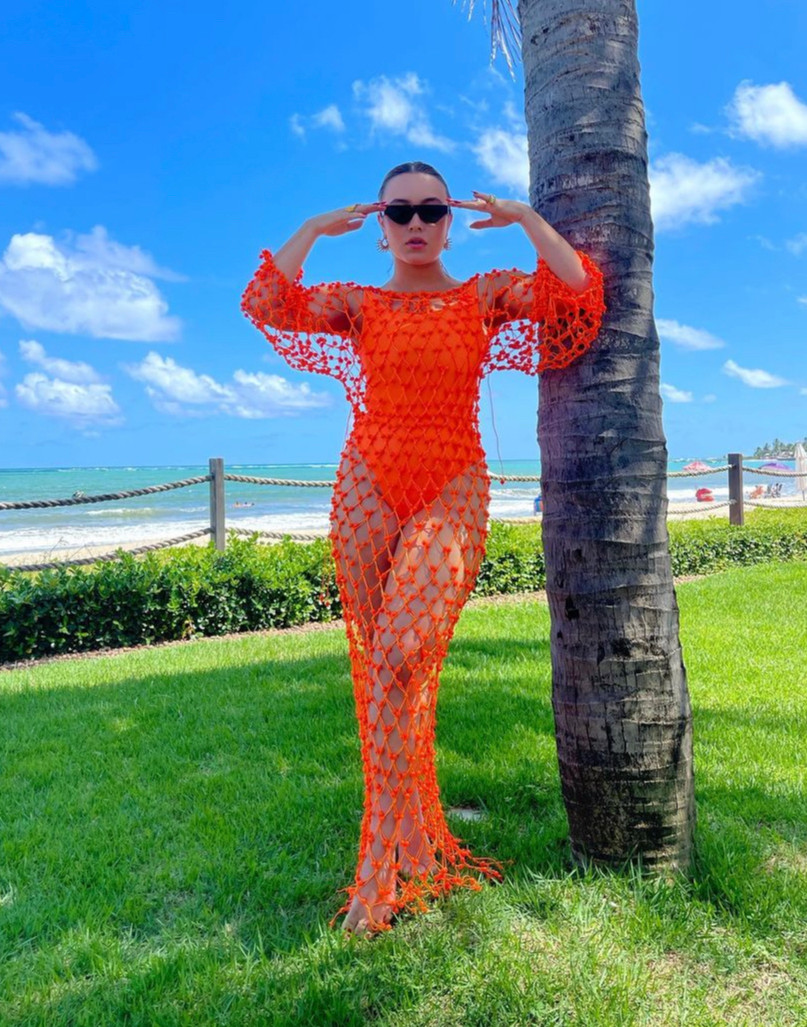 mulher usando naked dress laranja com maio