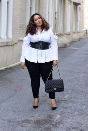 modelo usando calça preta camisa branca corset