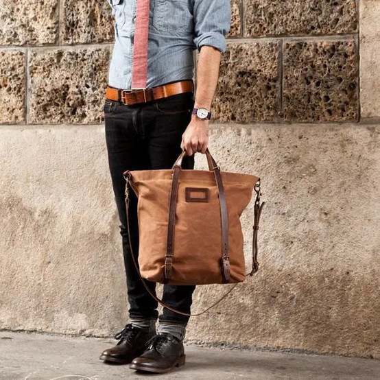 homem usando tipo de bolsa tote de couro