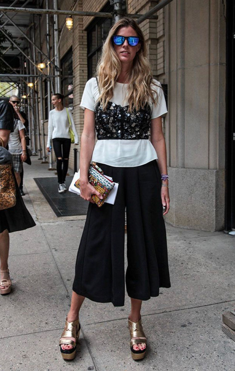 como usar um cropped por cima da t-shirt
