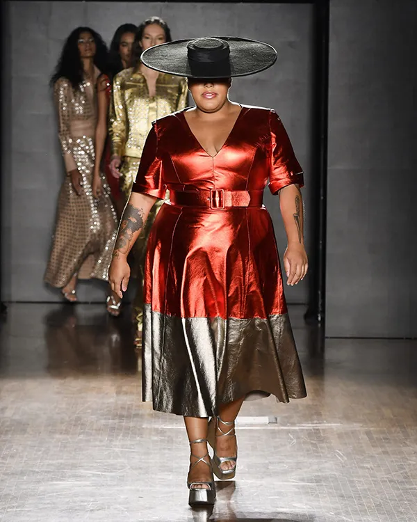 mulher com vestido vermelho